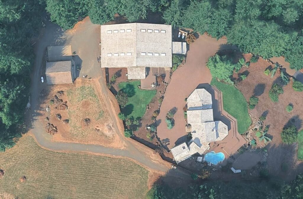 Where Does Phil Knight Live